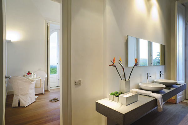 Villa II Siciliano in Italy sleeps 18 guests
