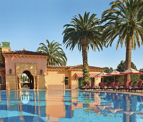 Join in the San Diego tradition of summers at the racetrack with The Grand Del Mar's A Day at the Races package.