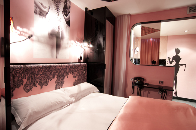 Passion is displayed throughout this guestroom at Vive Versa Hotel Paris.