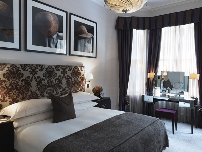 The Athenaeum's apartment bedroom 01.