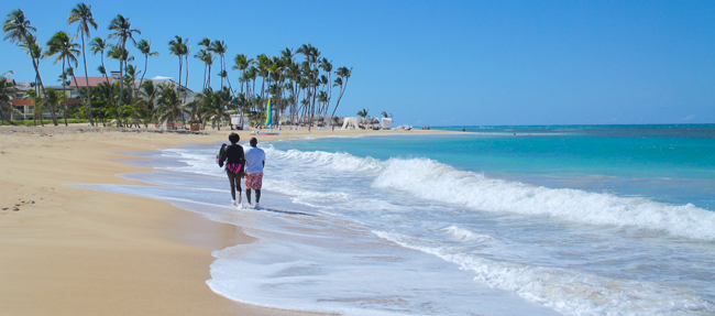A couple strolls along the beach at Chic Punta Cana. (Photo credit: Ed Wetschler)