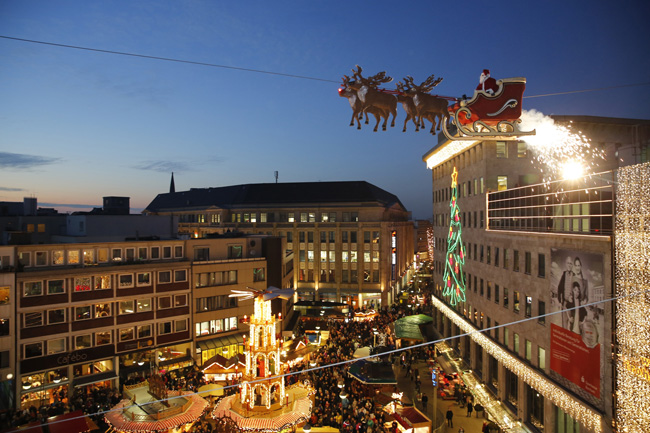 At the Christmas Market in Bochum, famous artist Falko Traber flies twice a day on a high wire, disguised as Santa Claus, in his sled over the heads of the visitors.