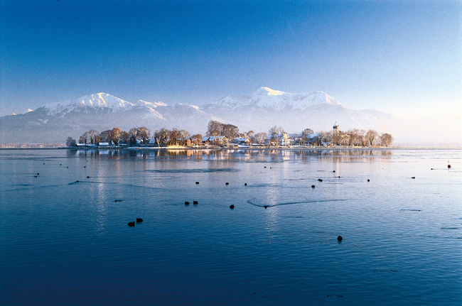 The Fraueninsel Market takes place on Bavaria's biggest lake, the Chiemsee. (Photo credit: Priener Tourismus GmbH)
