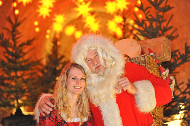 Guests of the Historical-romantic Christmas Market at Fort Konigsstein can visit an underground Christmas world illuminated by dozens of Moravian stars located in casemates. (Photo credit: Hardy Hochgraef)